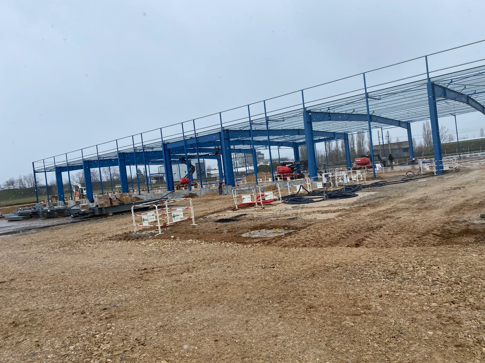 Vue latérale du montage de la charpente métallique industrielle
