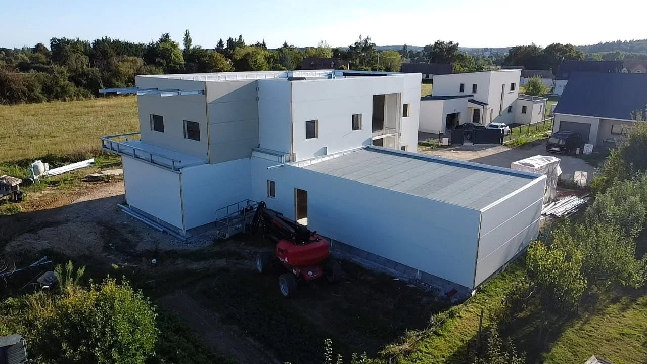 Vue aérienne de la façade arrière de la maison contemporaine