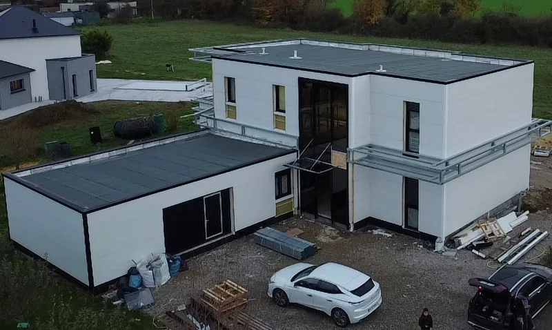 Vue aérienne de la maison contemporaine avec son mur rideau vitré