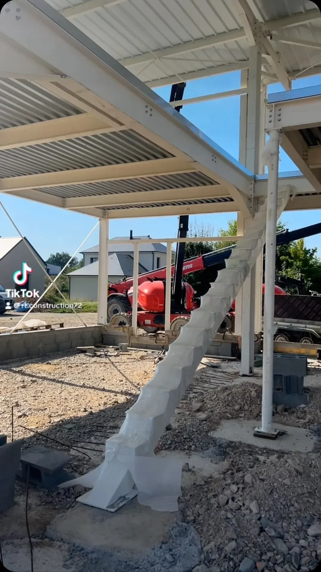 Ossature, plancher et escalier métalliques de la maison en cours de construction