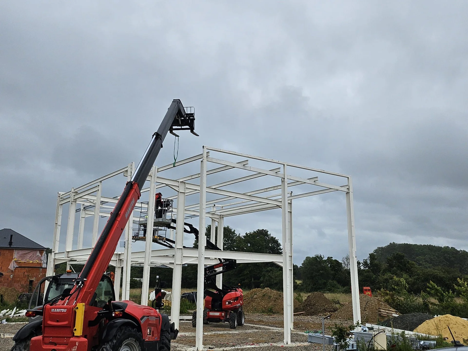 Structure en acier de la maison pendant les travaux de levage